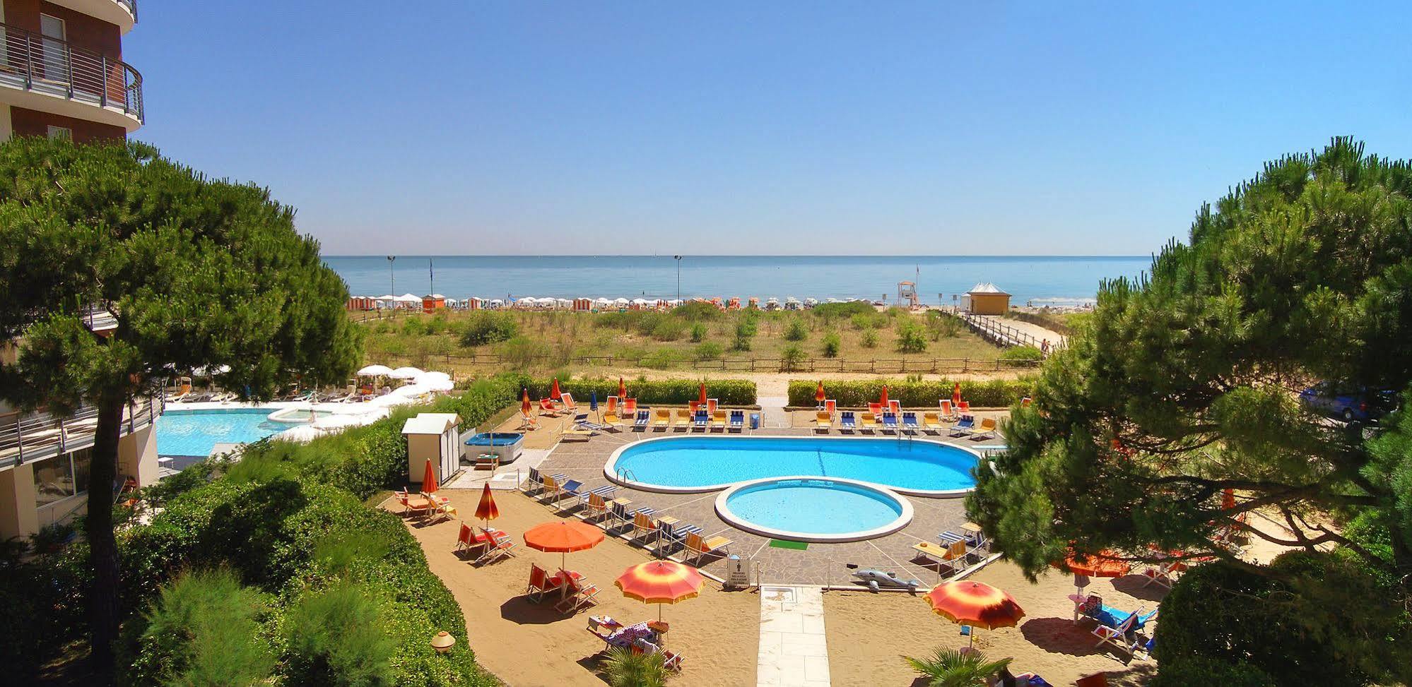 Hotel Bertha Fronte Mare Lido di Jesolo Exterior foto